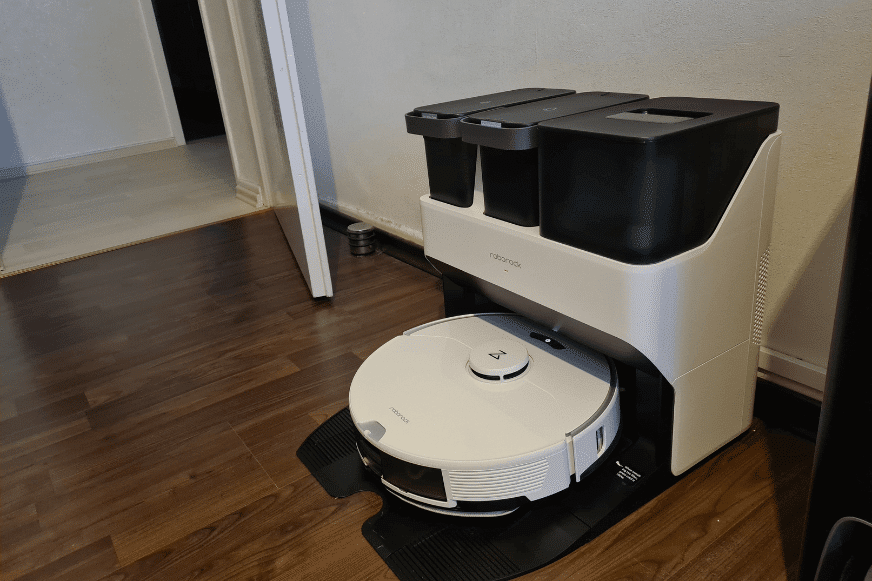 Die Roborock S7 Pro Ultra Station steht an der Wand in einem Zimmer